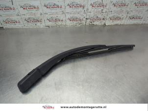 O208533 Gebruikte ruitenwisserarm achter Toyota Aygo