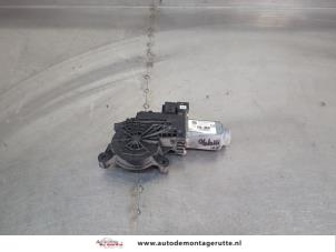 O208582 Gebruikte raammotor portier Volkswagen Transporter