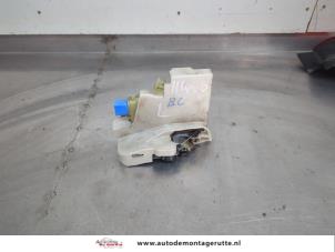 O208585 Gebruikte portierslot mechaniek 2deurs links Volkswagen Transporter