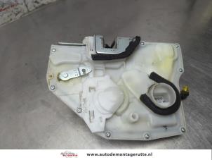 O208795 Gebruikte portierslot mechaniek 2deurs links Suzuki Swift