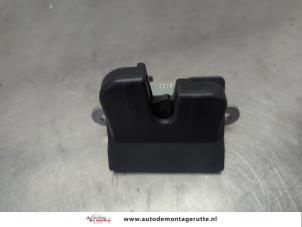 O208860 Gebruikte slotmechaniek achterklep Seat Ibiza