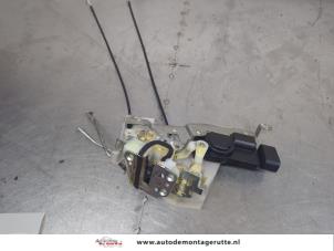 O209242 Gebruikte deurslot mechaniek 4deurs links-voor Nissan Pixo