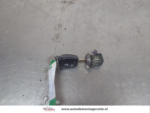 O209243 Gebruikte deurslot cilinder links Nissan Pixo