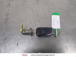 O209246 Gebruikte deurslot cilinder links Peugeot 107