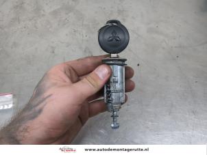 O209305 Gebruikte deurslot cilinder links Mitsubishi Colt