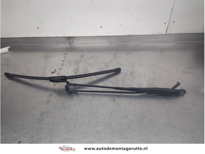 Gebruikte Ruitenwisserarm voor Peugeot 107 O209317