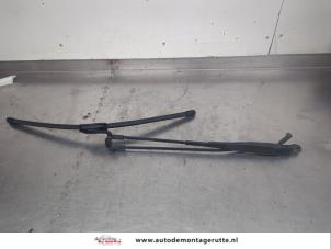 O209317 Gebruikte ruitenwisserarm voor Peugeot 107
