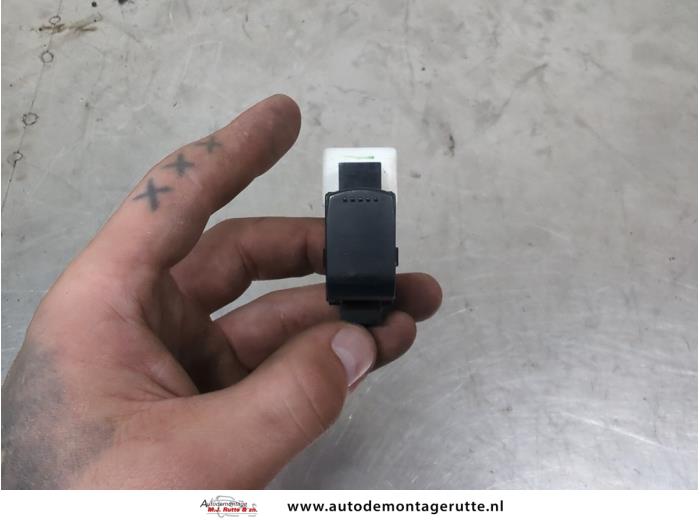 Gebruikte Schakelaar Elektrisch Raam Suzuki Alto O209319