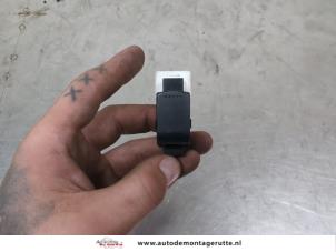 O209319 Gebruikte schakelaar elektrisch raam Suzuki Alto