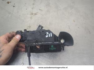 O209324 Gebruikte portierslot mechaniek 4deurs links-voor Peugeot 207