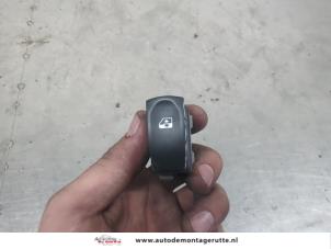 O209396 Gebruikte elektrisch raam schakelaar Renault Twingo