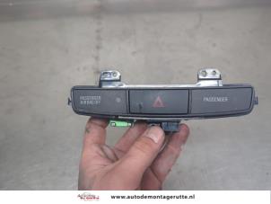 O209581 Gebruikte alarmlicht schakelaar Mitsubishi Lancer