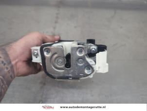 O209594 Gebruikte portierslot mechaniek 4deurs links-voor Mitsubishi Lancer