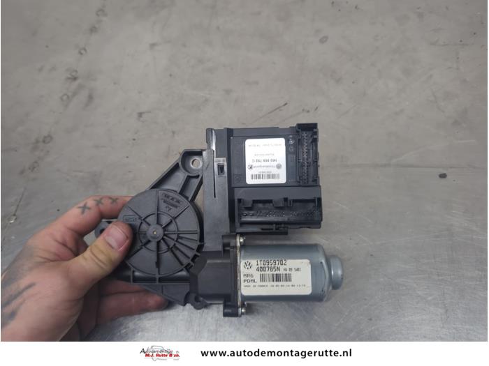 Gebruikte Portierruitmotor Volkswagen Touran O209605