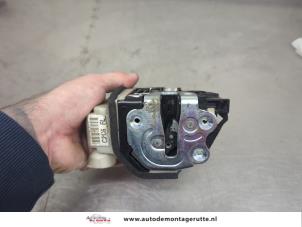 O209660 Gebruikte portierslot mechaniek 4deurs links-voor Kia Rio