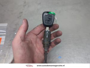 O209665 Gebruikte deurslot cilinder links Citroen C3