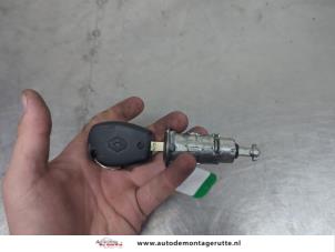 O209669 Gebruikte deurslot cilinder links Renault Twingo