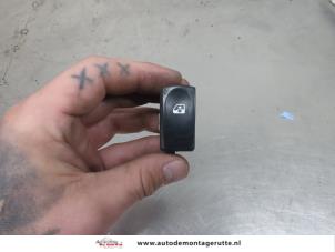 O209670 Gebruikte elektrisch raam schakelaar Renault Twingo