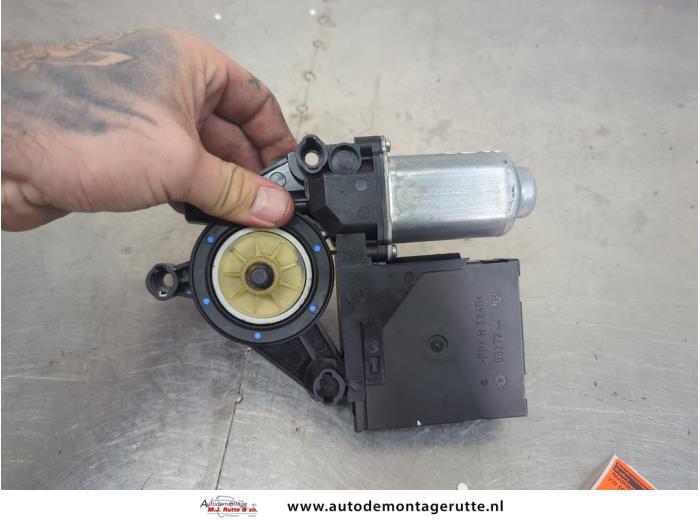 Gebruikte Portierruitmotor Volkswagen Touran O209731