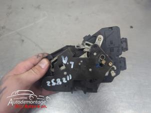 O209749 Gebruikte slotmechaniek portier 4deurs links-achter Volvo V70