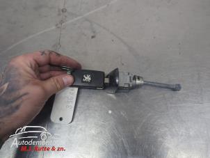 O209753 Gebruikte cilinderslot portier links Peugeot 207