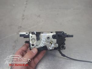 O209754 Gebruikte portierslot mechaniek 4deurs links-voor Peugeot 207
