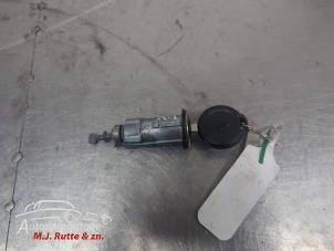 O209758 Gebruikte deurslot cilinder links Mitsubishi Colt