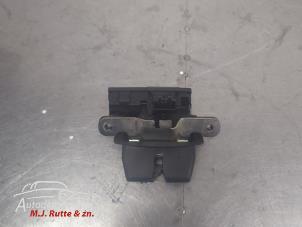 O209828 Gebruikte achterklep slotvanger Ford Fiesta