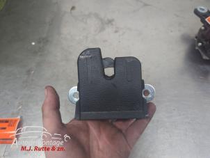 O209940 Gebruikte slotvanger achterklep Volkswagen Golf