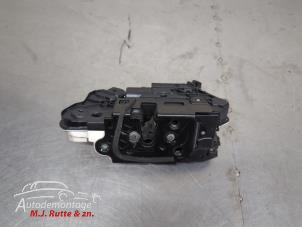 O210011 Gebruikte portierslot mechaniek 4deurs links-voor Skoda Superb