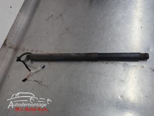 O210027 Gebruikte achterklepdemper links-achter Skoda Superb