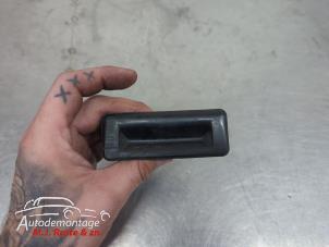 O210039 Gebruikte schakelaar achterklep Skoda Superb