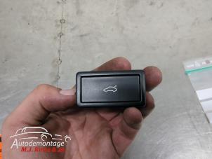 O210040 Gebruikte schakelaar achterklep Skoda Superb
