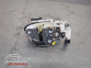O210086 Gebruikte deurslot mechaniek 4deurs links-voor Daihatsu Cuore