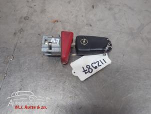 O210115 Gebruikte portierslot cilinder links Opel Corsa