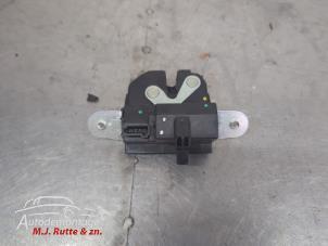 O210116 Gebruikte achterklep slotvanger Opel Corsa