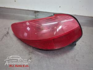 O210129 Gebruikte achterlicht links Peugeot 206