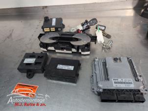 O210175 Gebruikte kontaktslot + computer Renault Trafic