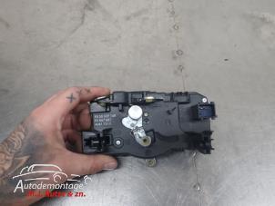 O210257 Gebruikte slotmechaniek achterdeur bus-bestel Renault Trafic