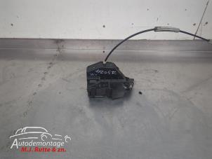 O210270 Gebruikte slotmechaniek portier 2deurs links Volkswagen Fox