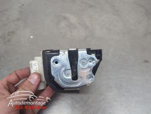 O210322 Gebruikte deurslot mechaniek 2deurs links Kia Rio