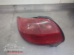 O210338 Gebruikte achterlicht links Peugeot 206