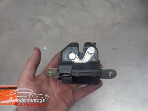 O210342 Gebruikte slotmechaniek achterklep Opel Corsa