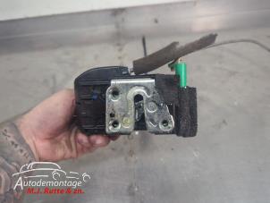 O210353 Gebruikte portierslot mechaniek 4deurs links-voor Nissan NV200