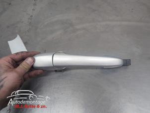 O210359 Gebruikte portiergreep 4deurs links-achter Mazda 2