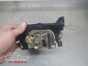 O210361 Gebruikte slotmechaniek portier 4deurs links-voor Mazda 2