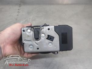 O210412 Gebruikte slotmechaniek portier 2deurs rechts Opel Vivaro