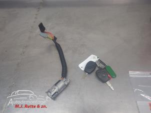 O210413 Gebruikte sleutel+contactslot Opel Vivaro