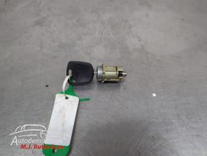 O210512 Gebruikte deurslot cilinder links Ford Fiesta