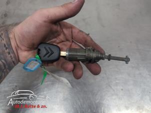 O210577 Gebruikte deurslot cilinder links Citroen C3